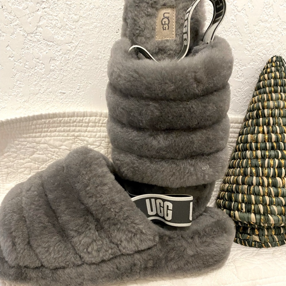 UGG Women’s “Fluff Yeah Slide” Gray Sheepskin Size 9 Stretch Heel Logo Strap EUC